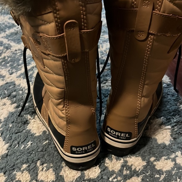 Sorel brand Arctic Boots. So comfy and waterproof. Great for the winter. - Picture 5 of 6